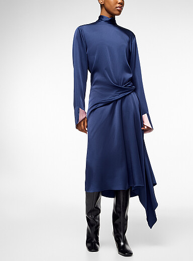 Stella McCartney: La robe midi drap&eacute;e satin&eacute;e Bleu marine - Bleu nuit pour femme