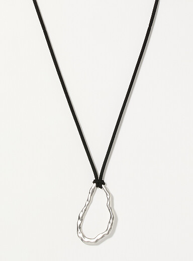 Le collier corde m&eacute;daillon sinueux martel&eacute;