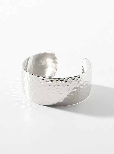 Le bracelet jonc ouvert m&eacute;tal martel&eacute;