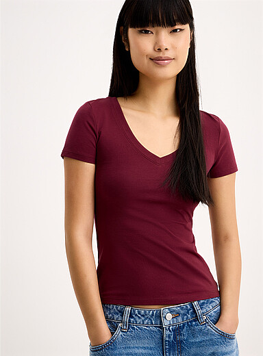 Le t-shirt col V coton biologique <b>Coupe tr&egrave;s ajust&eacute;e</b>