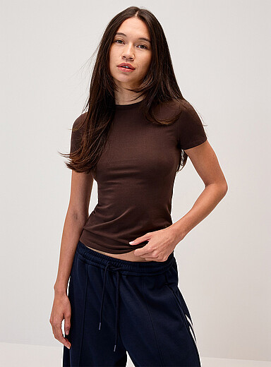 Twik: Le t-shirt coton biologique <b>Coupe tr&egrave;s ajust&eacute;e</b> Brun noisette pour femme