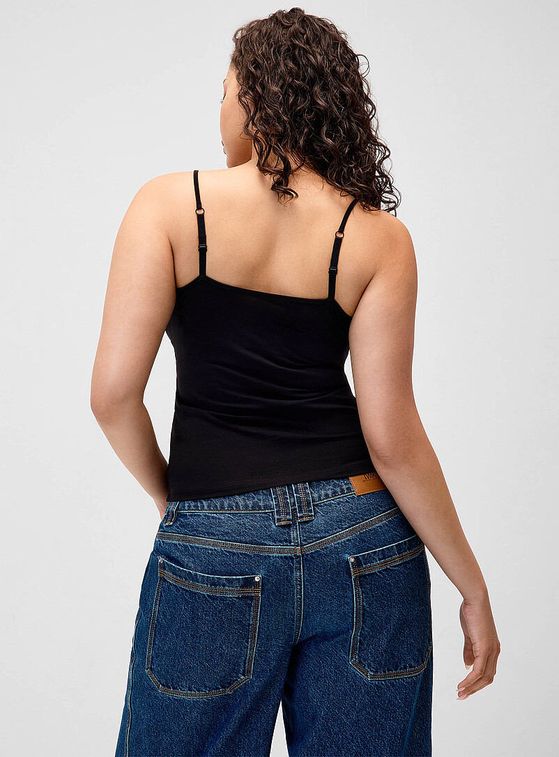 Twik: La camisole ajust&eacute;e fines bretelles Noir pour femme