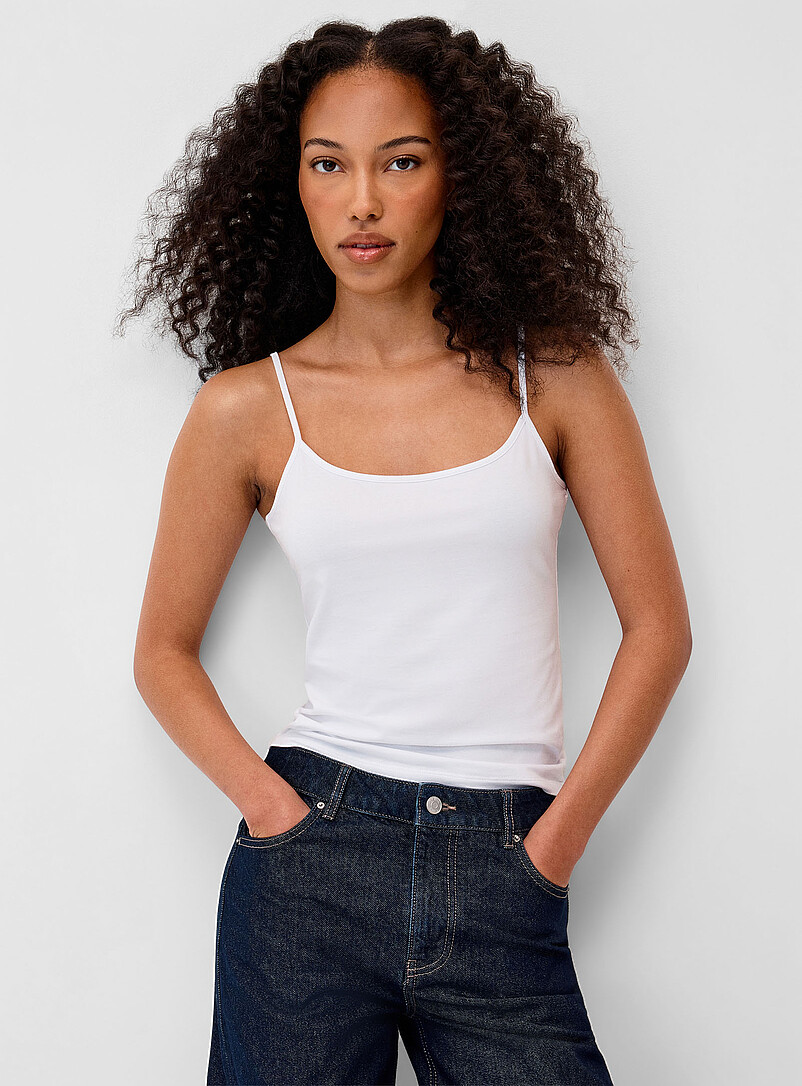 Twik: La camisole ajust&eacute;e fines bretelles Noir pour femme