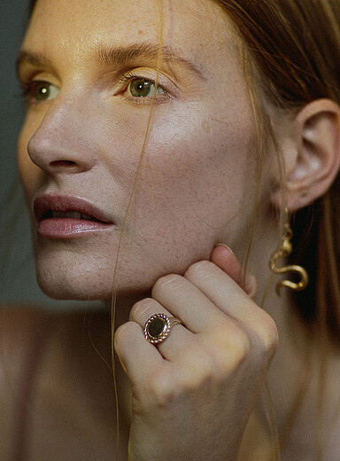Pamela Card Jewelry: La bague Mother Goddess Or