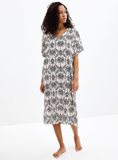 La robe de nuit fluide expression tropicale