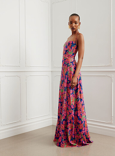 La longue robe dos lac&eacute; fleurs vibrantes Isabella