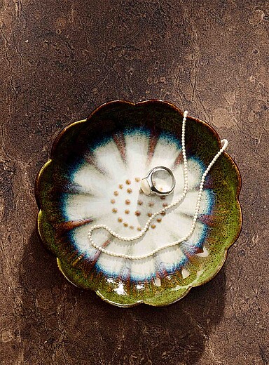 Embossed flower tray