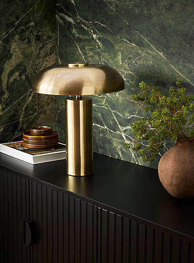 Round metal table lamp