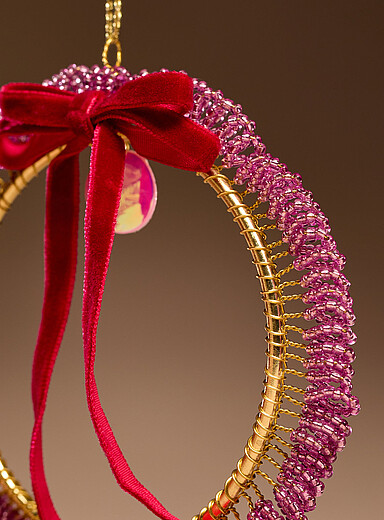 L'ornement couronne frang&eacute;e billes roses <b>Collection de No&euml;l</b>