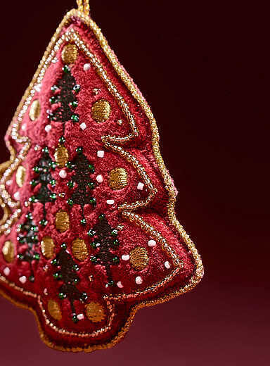 L'ornement sapin velout&eacute; broderies et billes <b>Collection de No&euml;l</b>