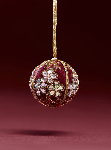 L'ornement boule velout&eacute;e bordeaux billes et cristaux <b>Collection de No&euml;l</b>