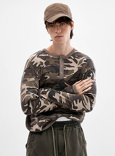 Le t-shirt henley gaufr&eacute; camouflage <b>Importation de S&eacute;oul</b>