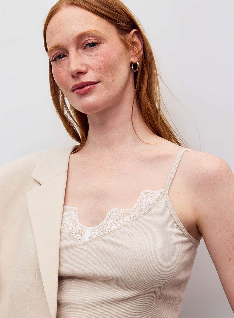 Contemporaine: La camisole c&ocirc;tel&eacute;e bordures dentelle Noir pour femme