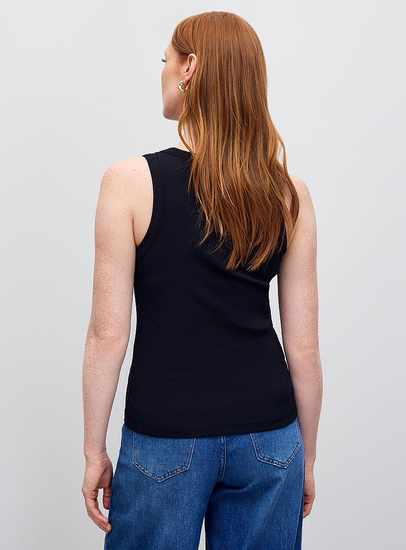 Contemporaine: La camisole ajust&eacute;e c&ocirc;tel&eacute;e unie Fuchsia pour femme