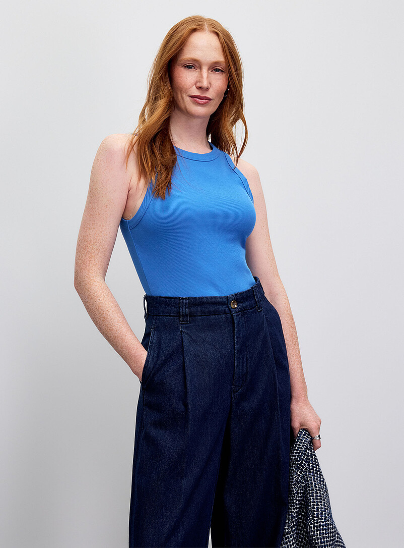 Contemporaine: La camisole ajust&eacute;e c&ocirc;tel&eacute;e unie Fuchsia pour femme