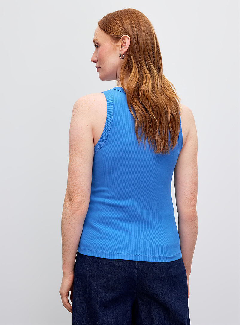 Contemporaine: La camisole ajust&eacute;e c&ocirc;tel&eacute;e unie Fuchsia pour femme