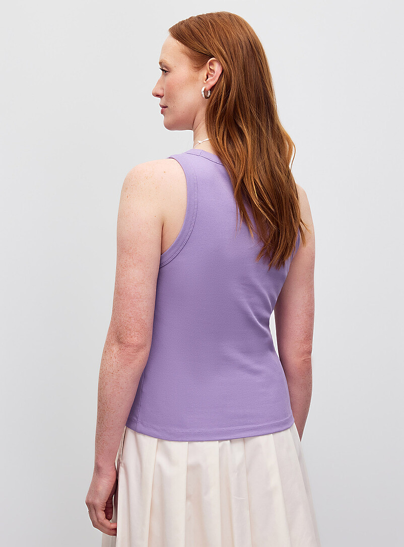 Contemporaine: La camisole ajust&eacute;e c&ocirc;tel&eacute;e unie Fuchsia pour femme