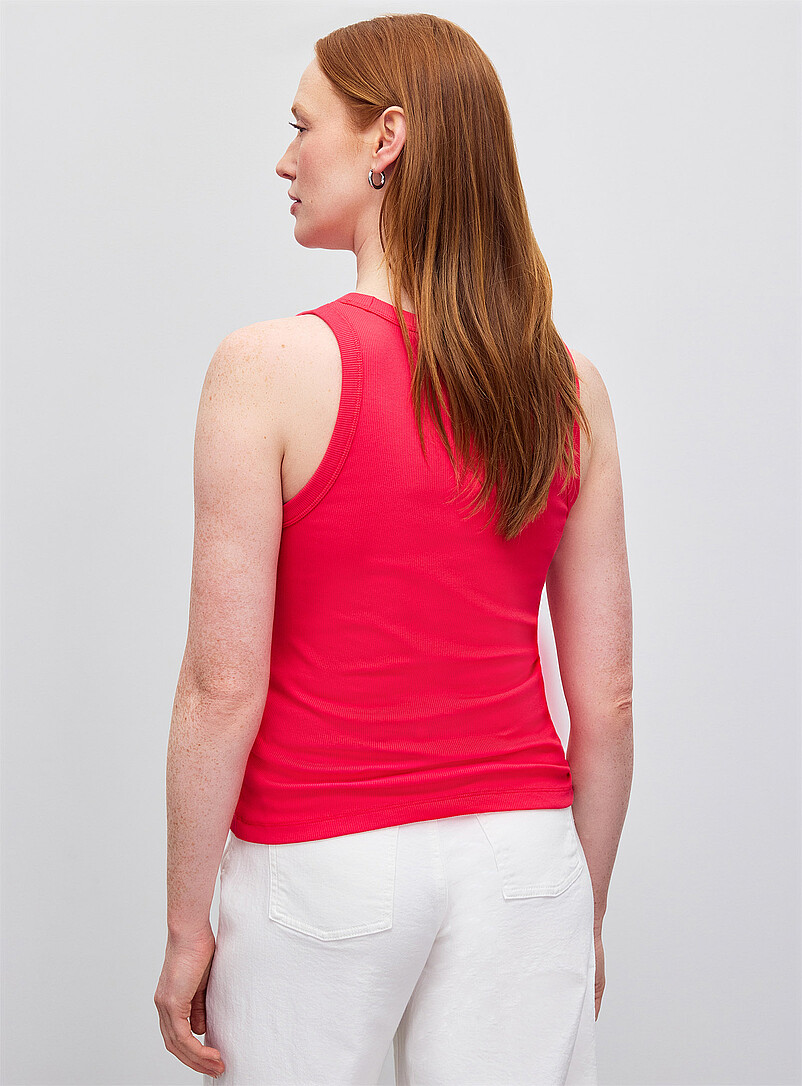 Contemporaine: La camisole ajust&eacute;e c&ocirc;tel&eacute;e unie Fuchsia pour femme