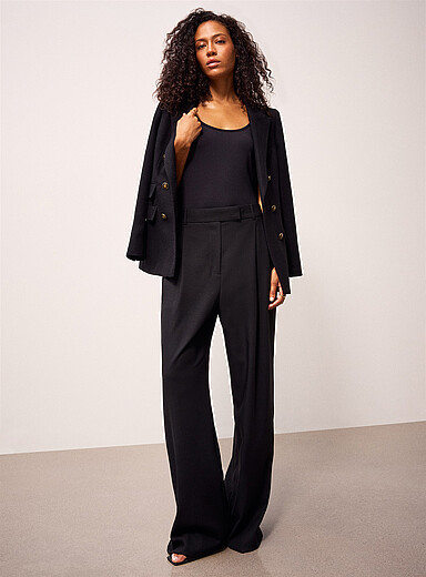 REISS: Le pantalon piqu&eacute; &agrave; plis <b>Coupe : jambe large, taille haute</b> Noir pour femme