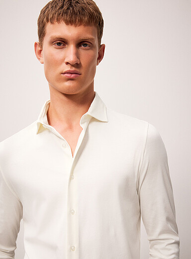 REISS: La chemise jersey soyeux Duke <b>Coupe ajust&eacute;e</b> Blanc cass&eacute; pour homme