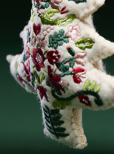 L'ornement sapin feutre broderies florales <b>Collection de No&euml;l</b>