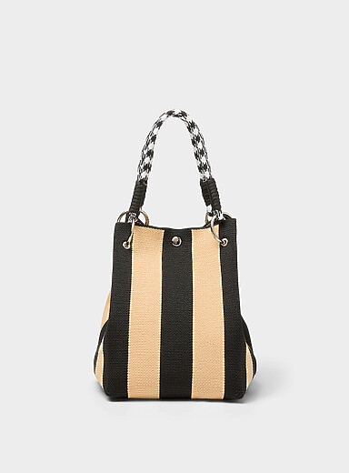Le sac seau tricot anse et bandouli&egrave;re nou&eacute;s