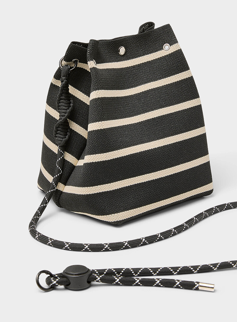Simons: Le sac seau tricot anse et bandouli&egrave;re nou&eacute;s Brun &agrave; motifs pour femme