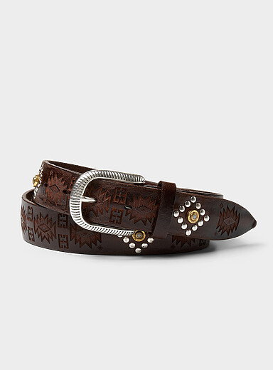 La ceinture grav&eacute;e clout&eacute;e