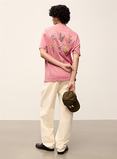 Le t-shirt dos broderies florales