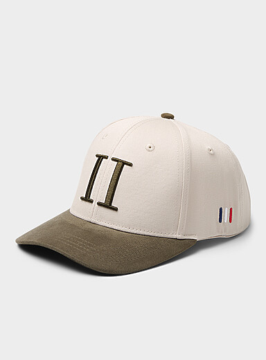 La casquette beige visi&egrave;re olive