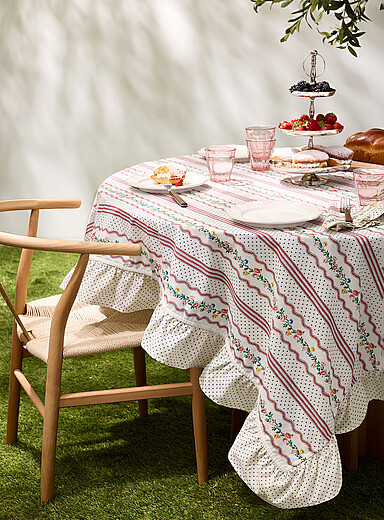 Maison D&icirc;nette Assorted Jeanne Red ruffled tablecloth