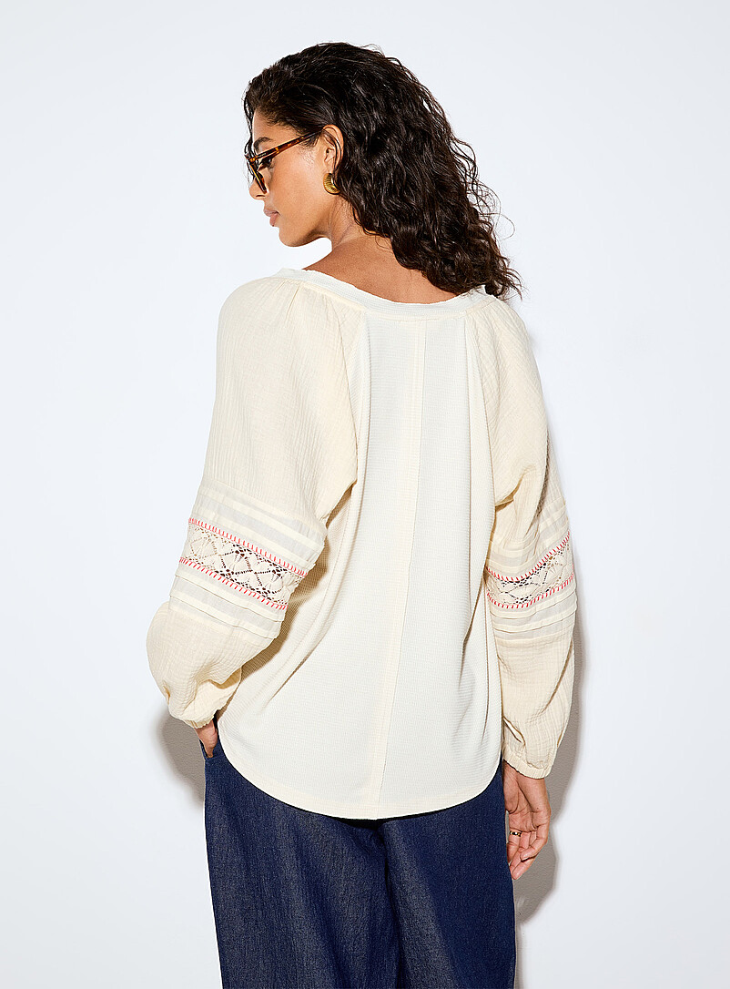 Ic&ocirc;ne: Le t-shirt bimati&egrave;re manches bouffantes crochet&eacute;es Ivoire - Beige cr&egrave;me pour femme