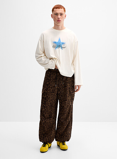 Le pantalon cargo large motif l&eacute;opard <b>Coupe ample droite</b> <b>Importation de S&eacute;oul</b>