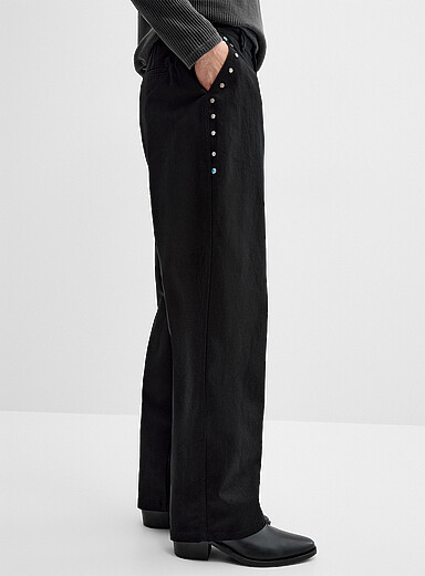 Le pantalon twill d&eacute;contract&eacute; clout&eacute; <b>Importation de S&eacute;oul</b>