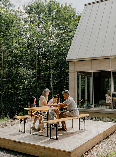 L'ensemble table et bancs d'ext&eacute;rieur La Hannelore