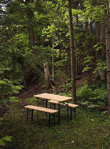 L'ensemble table et bancs d'ext&eacute;rieur La Balconnette