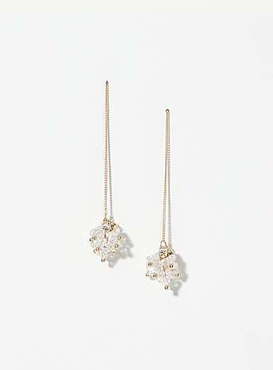 Les longues boucles d'oreilles cha&icirc;ne et pierres