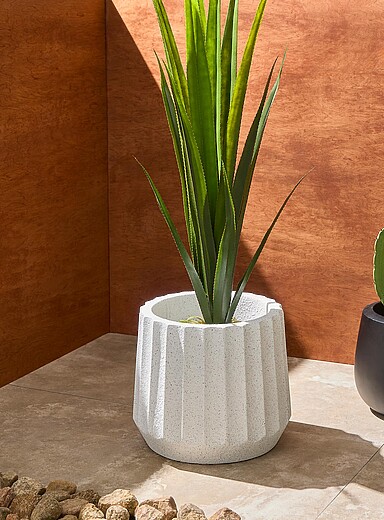 Cupcake pleated-effect indoor/outdoor planter 17" in diameter