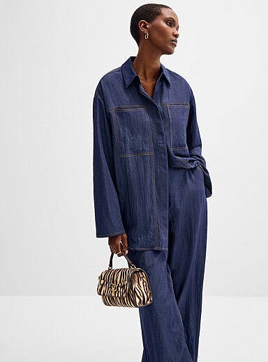Contrasting topstitching flowy denim shirt