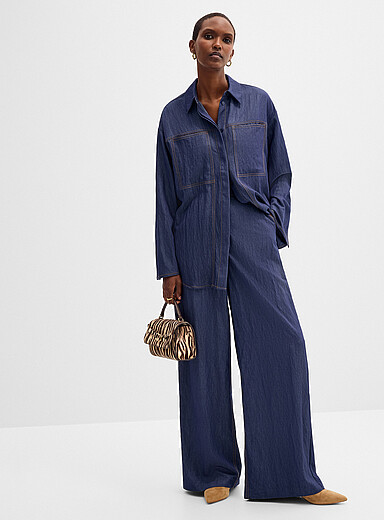 Contrasting topstitching flowy denim pant <b>Fit: Wide leg, high rise</b>