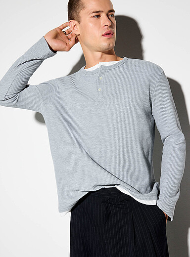 Le 31: Le t-shirt henley gaufr&eacute; trompe-l'oeil <b>Importation de S&eacute;oul</b> Gris pour homme