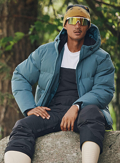 Le manteau matelass&eacute; isol&eacute; &agrave; capuchon