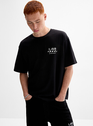 Le t-shirt carr&eacute; diagonale signature <b>Coupe carr&eacute;e</b>