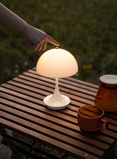 La lampe de table Panthella Int&eacute;rieur et ext&eacute;rieur