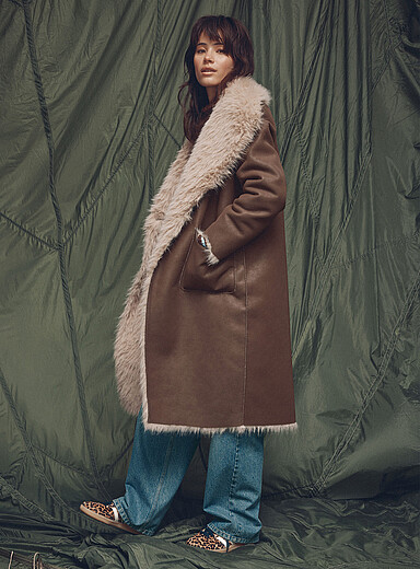 Twik: Le manteau large col revers fausse fourrure Brun  pour femme