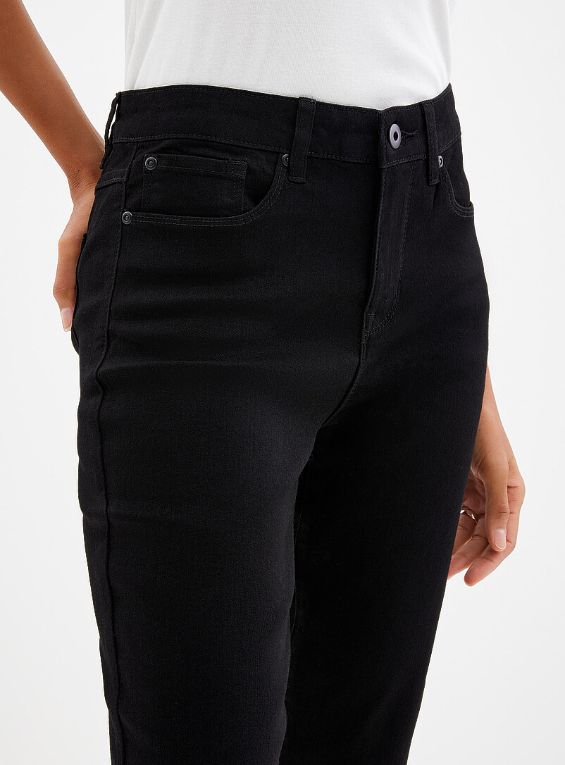 Contemporaine: Le jean &eacute;pur&eacute; extensible <b>Coupe : jambe ajust&eacute;e, taille r&eacute;guli&egrave;re</b> Noir pour femme