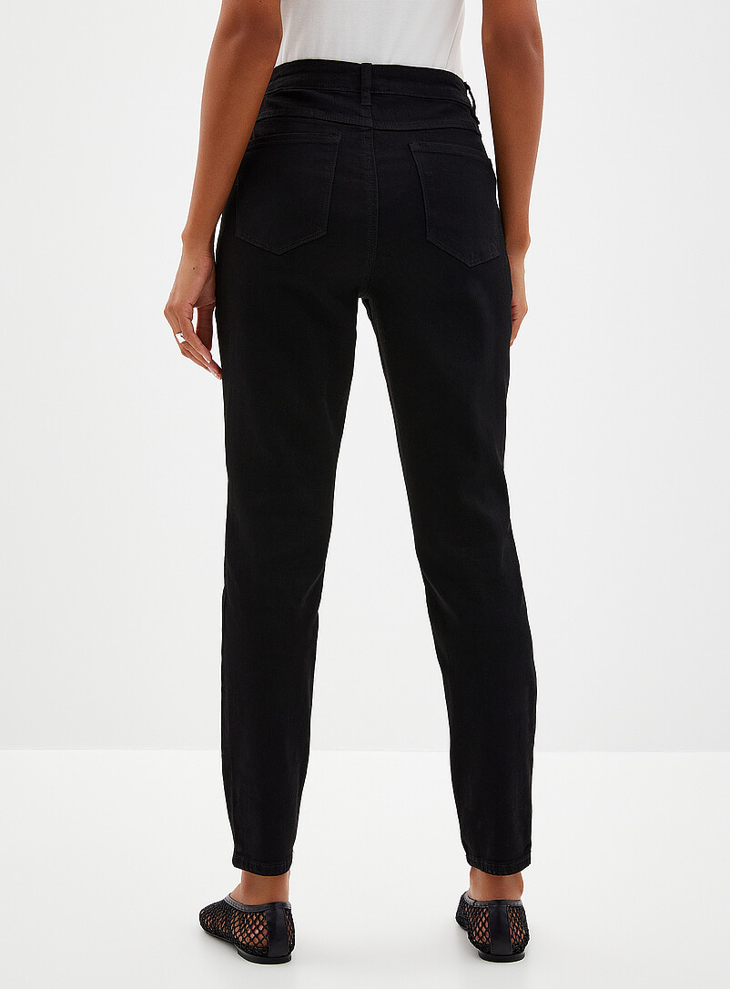 Contemporaine: Le jean &eacute;pur&eacute; extensible <b>Coupe : jambe ajust&eacute;e, taille r&eacute;guli&egrave;re</b> Noir pour femme