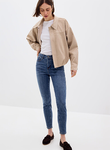 Le jean &eacute;pur&eacute; extensible <b>Coupe : jambe ajust&eacute;e, taille r&eacute;guli&egrave;re</b>