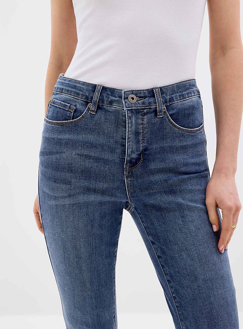 Contemporaine: Le jean &eacute;pur&eacute; extensible <b>Coupe : jambe ajust&eacute;e, taille r&eacute;guli&egrave;re</b> Noir pour femme