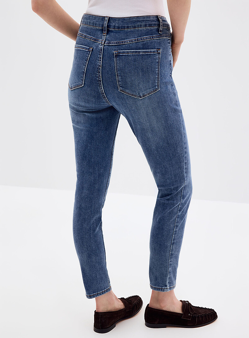 Contemporaine: Le jean &eacute;pur&eacute; extensible <b>Coupe : jambe ajust&eacute;e, taille r&eacute;guli&egrave;re</b> Noir pour femme